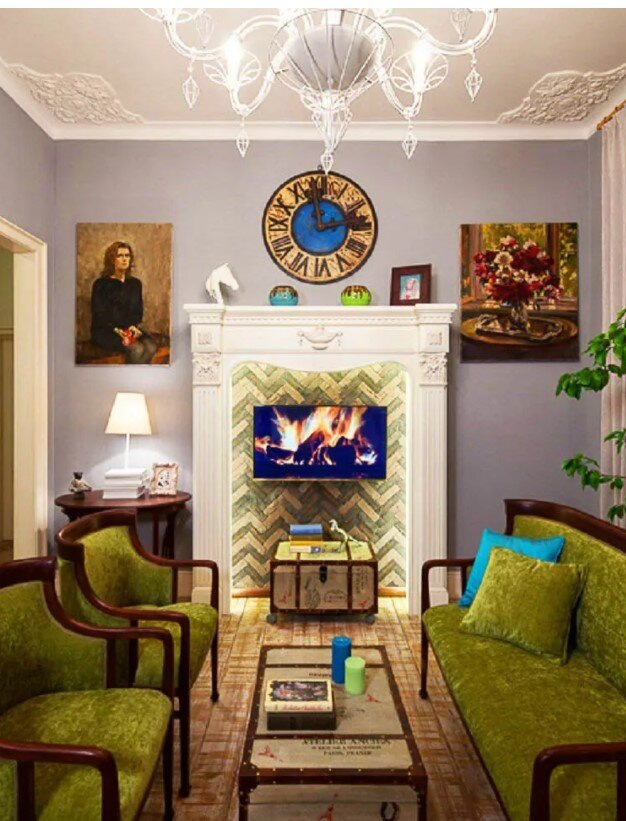 Гостиная, выполненная в спокойных светло-серых тонах, обрела новые акценты в виде изумрудных кресел.