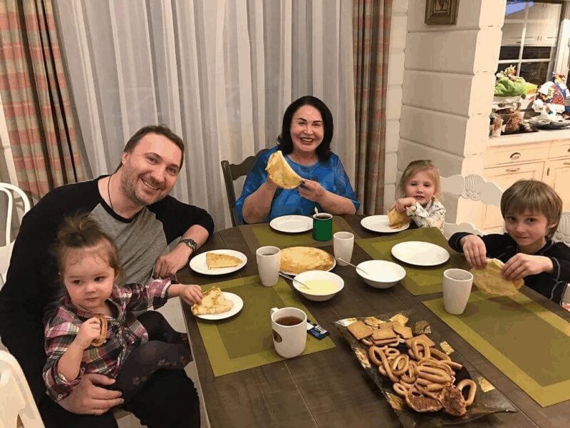 «Моя гордость»: как 49-летний сын-архитектор построил для Надежды Бабкиной два роскошных дома с видом на Кремль и под Звенигородом