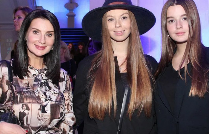 От утренней улыбки до «политической фурии»: Почему 55-летнюю Екатерину Стриженову критикуют из-за дочери, живущей в США