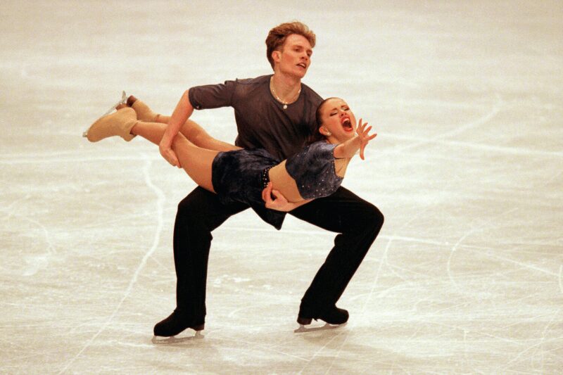 Фигуристы Анна Семенович и Роман Костомаров во время выступления на чемпионате Европы в Вене, 2000 год.