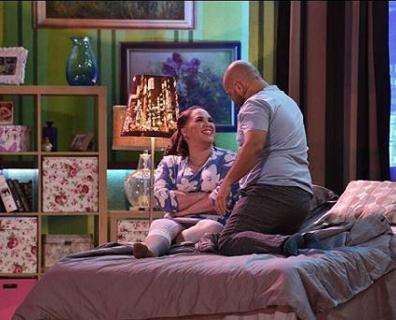 «Мой главный тыл» : почему 38-летняя Ксения Корнева до сих пор не замужем, а её экранный муж Роман Постовалов ушёл из «Уральских пельменей» после 15 лет брака