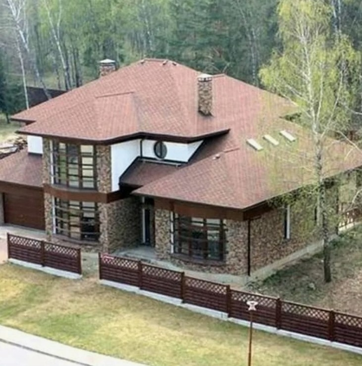 Дима Билан на сцене, дарящий эмоции своим поклонникам.