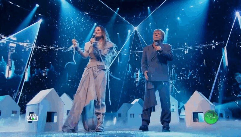 Ева Власова и Алексей Глызин демонстрируют свои вокальные способности.