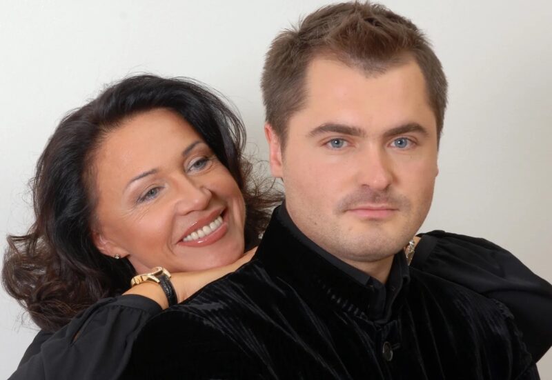 Надежда Бабкина на сцене.
