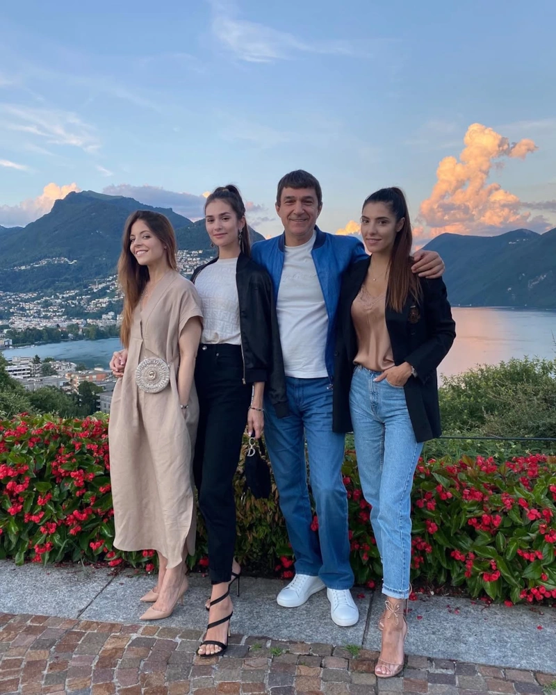 Кирилл Шубский с дочерьми Веры Глаголевой: Анной, Анастасией и Марией.