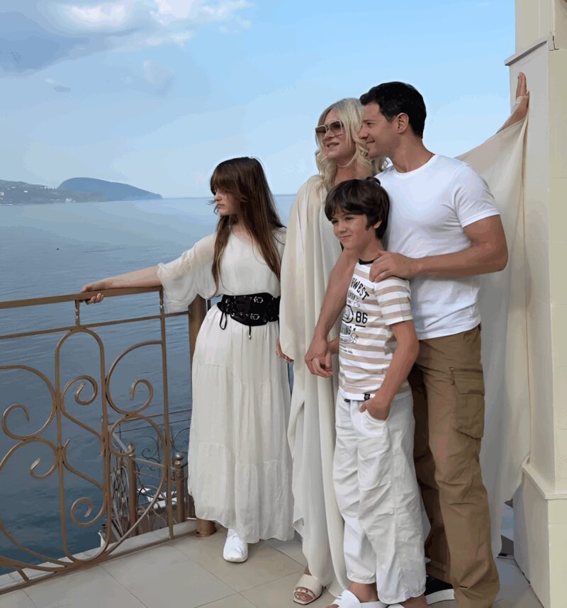 Антон Макарский с сыном Иваном, который мечтает стать океанологом.