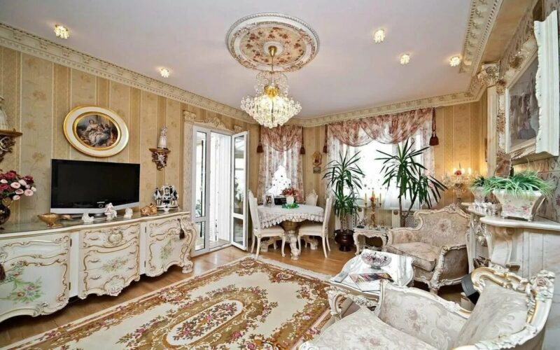 Гостиная, залитая золотым светом, поражает обилием декора и роскоши.