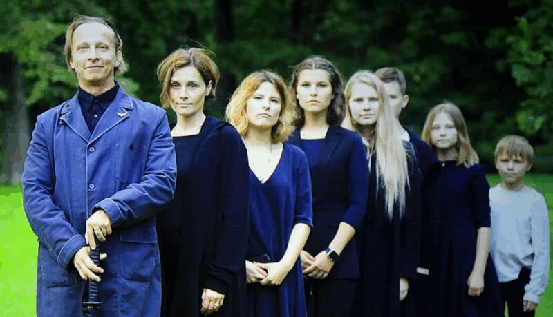 Иван Охлобыстин с Оксаной Арбузовой и шестью детьми.