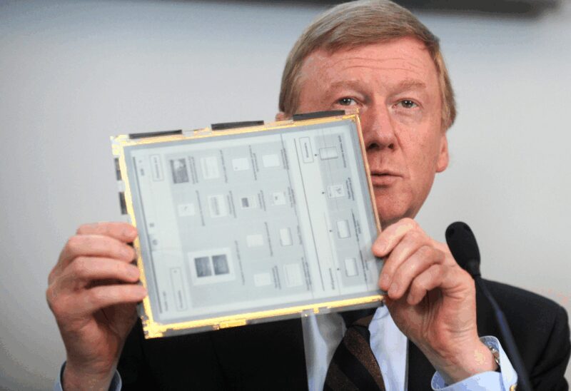 Прототип гибкого дисплея Plastic Logic, представленный в 2008 году.