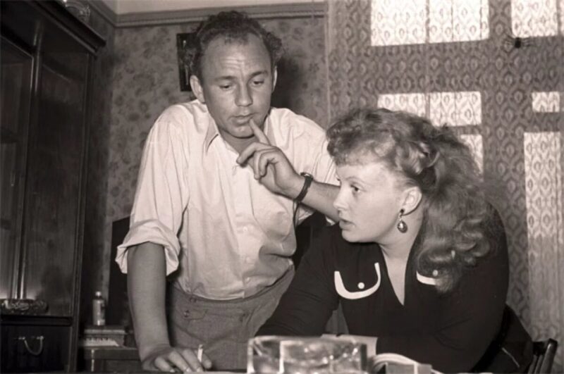 Рыбников годами добивался внимания Ларионовой, которая долгое время не замечала его чувств.