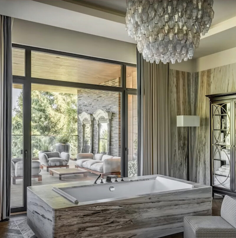 Собственный бассейн – давняя мечта, воплощённая в жизнь из-за нежелания посещать общественные.