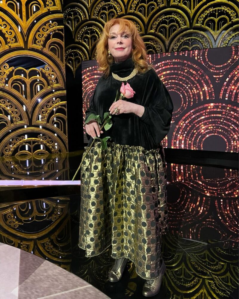 Несмотря на возраст, Клара Борисовна сохраняет энергичность и обаяние.