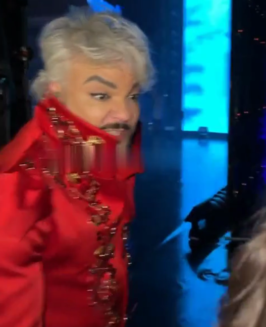 Напряженная атмосфера за кулисами во время концерта: артист не скрывает эмоций.