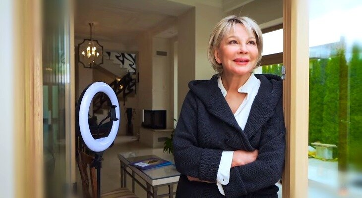 Историческая кованая лестница с мраморными ступенями – жемчужина интерьера.