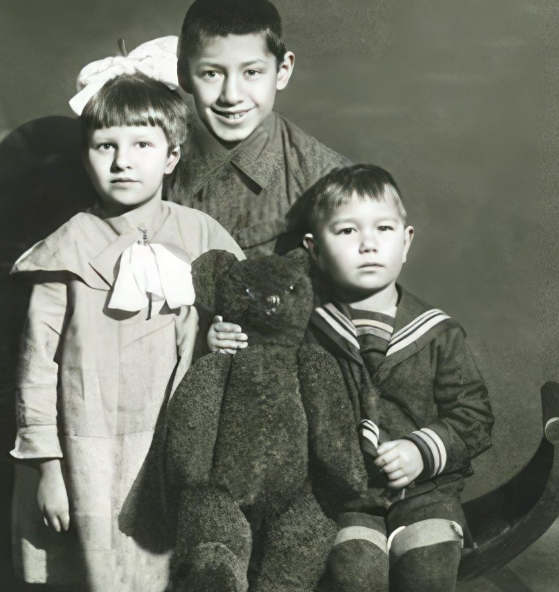 Маленький Спартак с двоюродными братом и сестрой, обретшими для него семью.