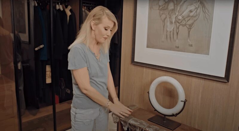 Множество гардеробных, включая двухъярусную с витринами, вмещают обширный гардероб.