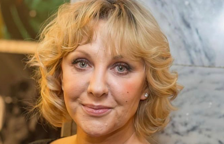 «Макароны были основным блюдом»: как звезда «Интердевочки» сменила 10 школ, пережила полугодовой брак, а затем 35 лет посвятила одному мужчине