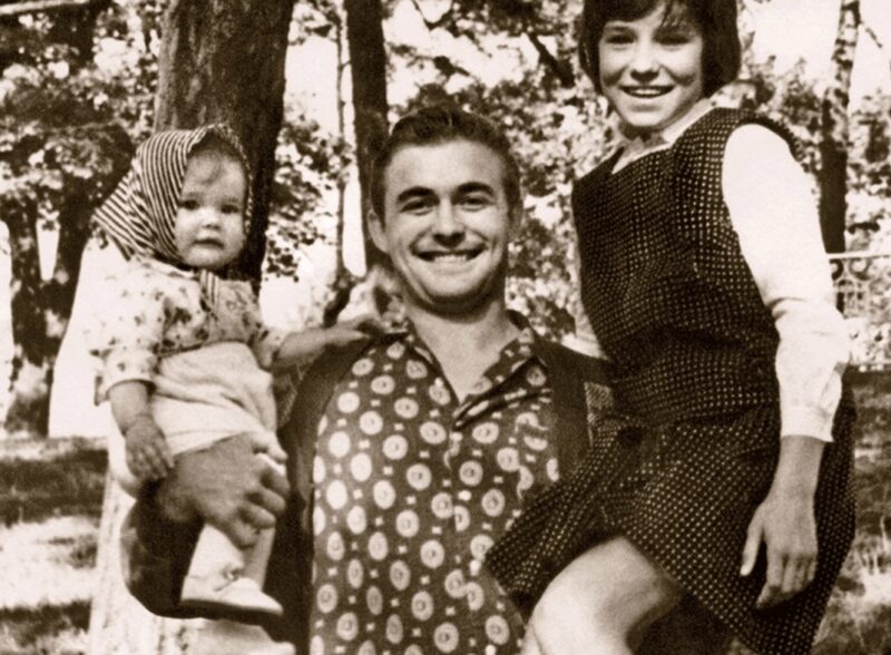 Сын Эдуард с дочерью Яной и сестрой Татьяной, продолжившей семейную традицию.