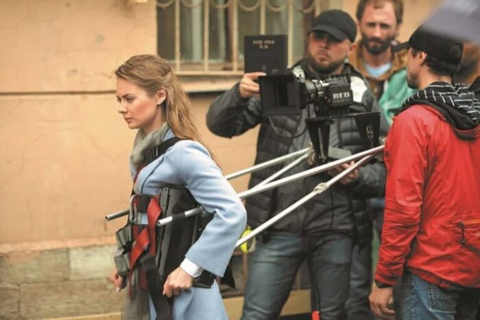 «Убить» героиню и найти любовь спустя 20 лет: Как 40-летняя Карина Разумовская пожертвовала культовой ролью в «Мажоре» ради себя и обрела счастье с первой школьной любовью.