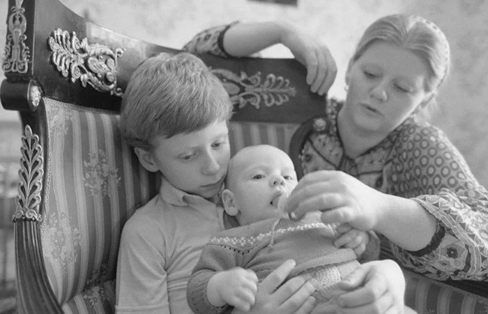 «Хабалка» на экране, но «неуверенная в себе» в жизни: Почему 74-летняя Ирина Муравьева не любила свою звездную роль, потеряла ребенка на съемках и как сейчас живут ее сыновья, один из которых оказался в центре скандала