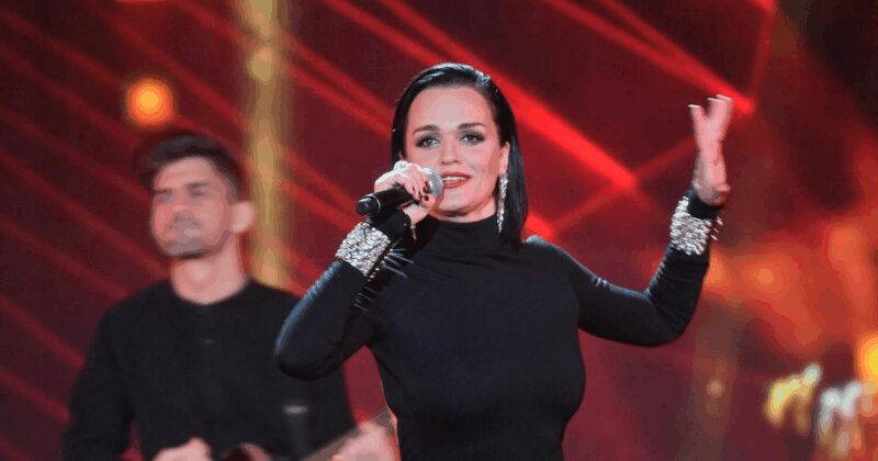 Продюсеры объясняют, почему артисты редко отменяют концерты, даже будучи больными: финансовые потери могут быть колоссальными.