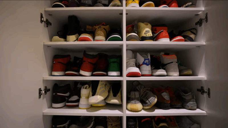 300 пар кроссовок и рояль: Смолов показал семейное гнездо