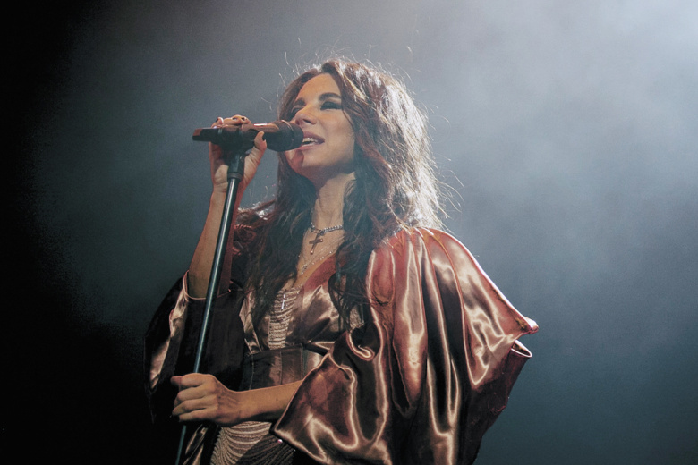 Артистка всегда отличалась ярким сценическим образом.