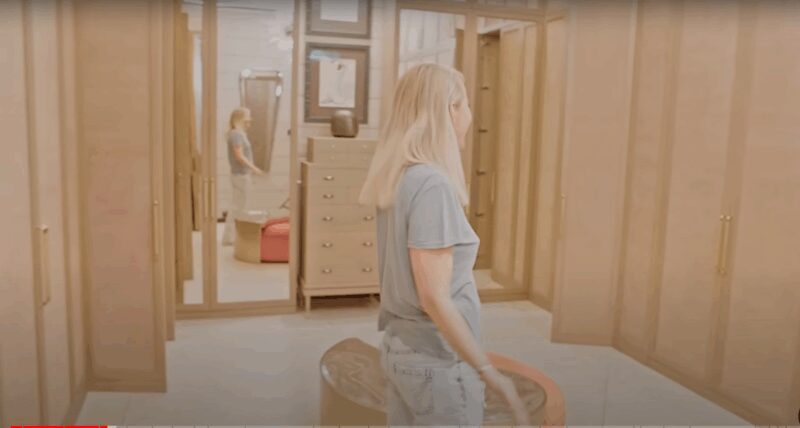 Отдельные гардеробные зоны для верхней и повседневной одежды подчёркивают внимание к деталям.