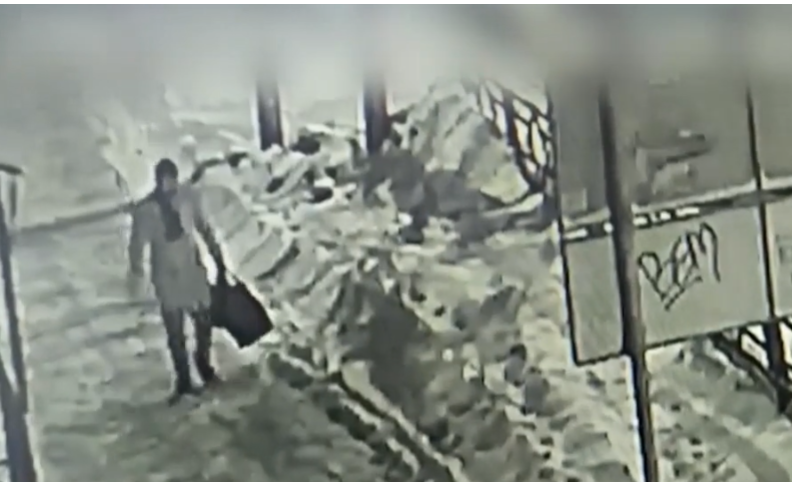 Внушительные пачки банкнот: именно такую сумму запросила пожилая женщина в банке.