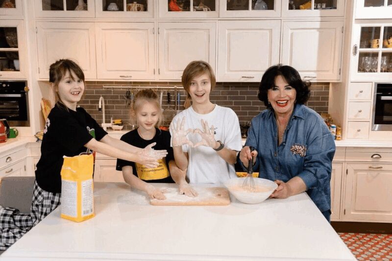 «Моя гордость»: как 49-летний сын-архитектор построил для Надежды Бабкиной два роскошных дома с видом на Кремль и под Звенигородом