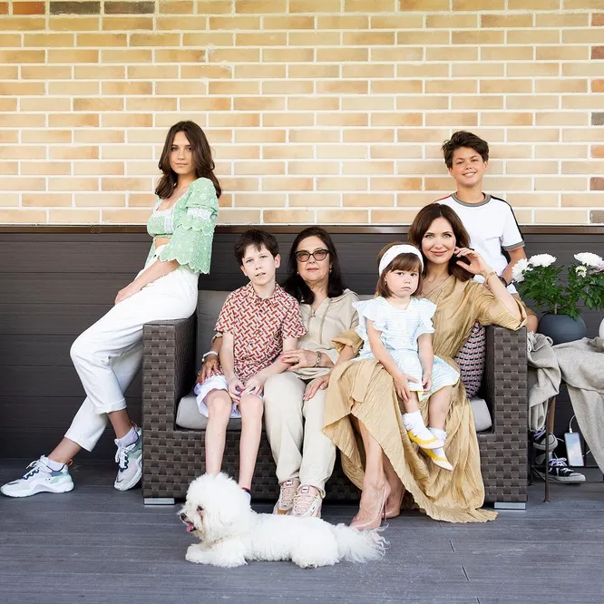 Актриса с мамой и детьми (Лиза слева)