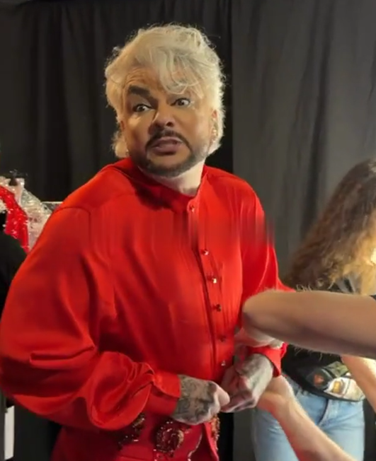 Мгновения закулисной ярости: Киркоров в гневе на помощников из-за технических накладок.