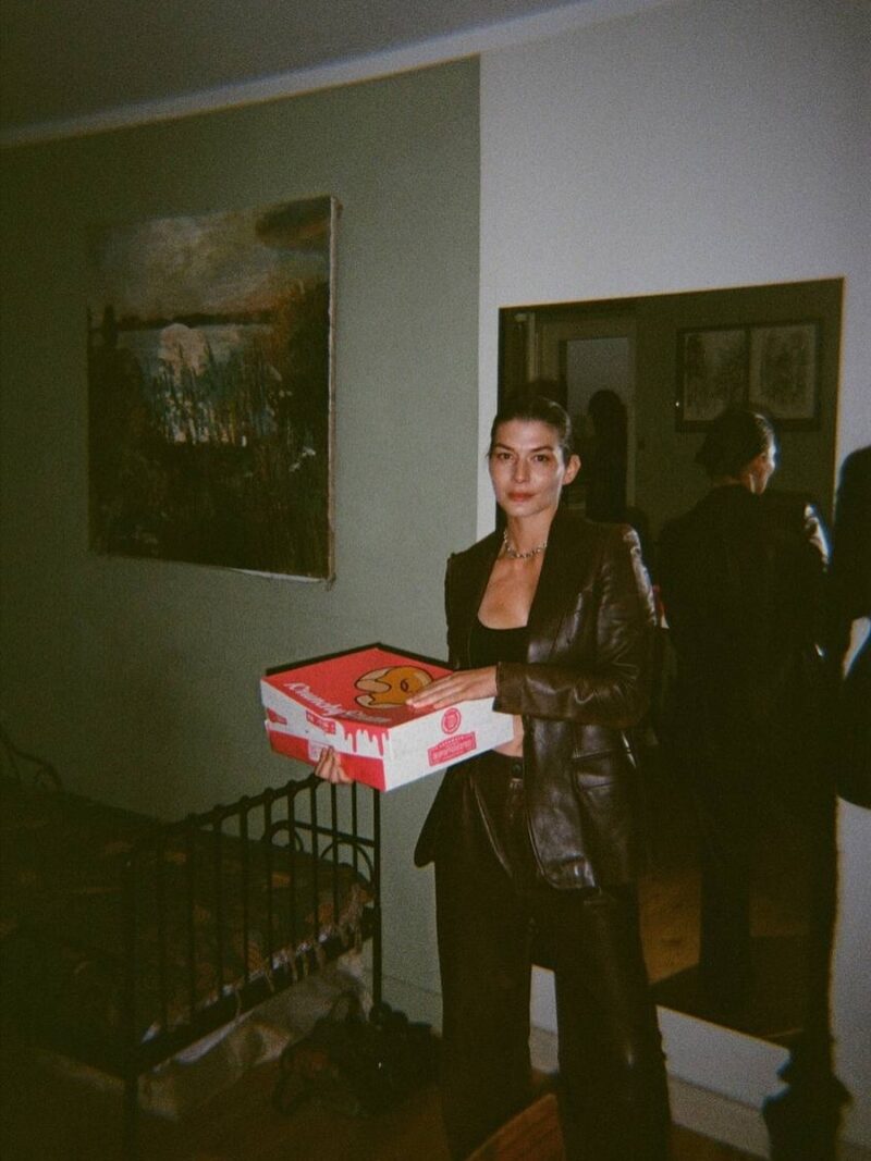 «Не хочу быть звездой»: 32-летняя внучка Никиты Михалкова и Анастасии Вертинской отказалась от кино ради холста и двоих сыновей