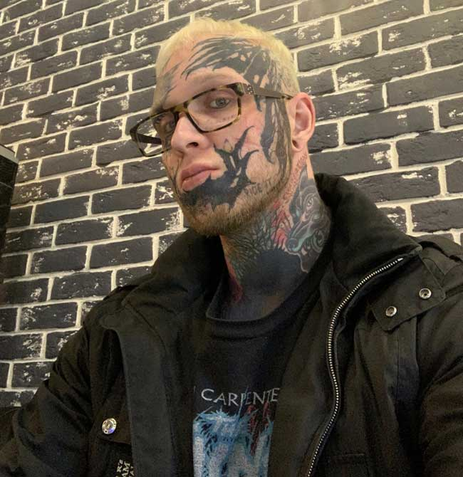 Денис Шальных в одном из своих ярких образов