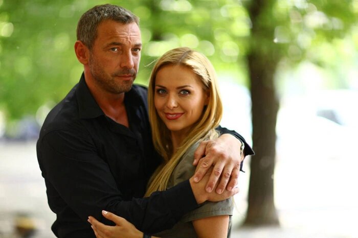 Второй брак с пловчихой Анастасией Бровкиной подарил актеру сына и дочь.