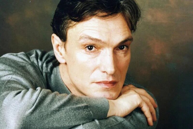 Актер, опирающийся на трость, но с ясным взглядом, во время своего последнего публичного появления.