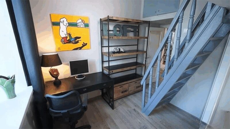 Электрический камин с необычным зигзагообразным рисунком стал центром притяжения в уютной гостиной.