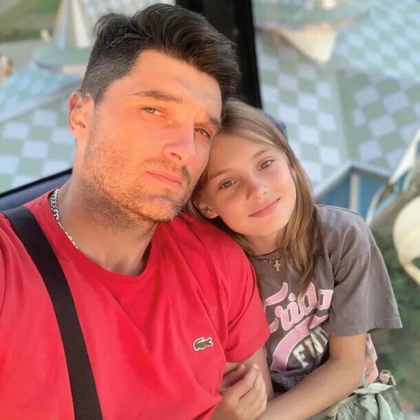 Ольга Арнтгольц с дочерью Анной: материнская забота и поддержка.