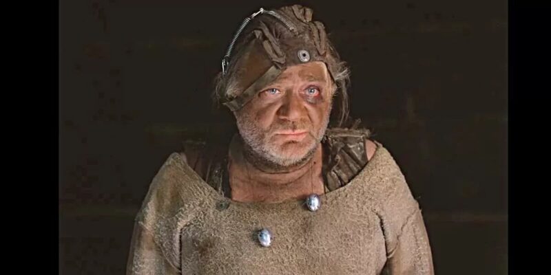 Евгений Леонов в роли Уэфа, виртуозно извлекающего выгоду из системы.