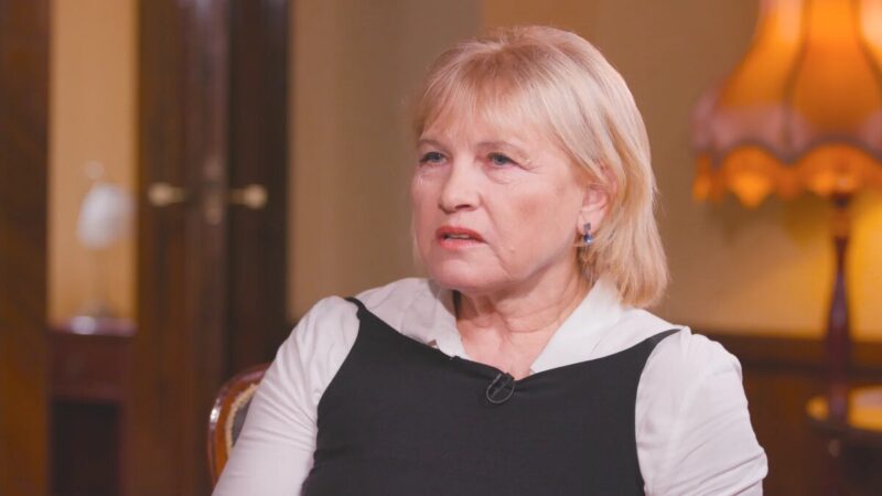 Жизнь на два континента требовала от актрисы огромных усилий и постоянных переездов.