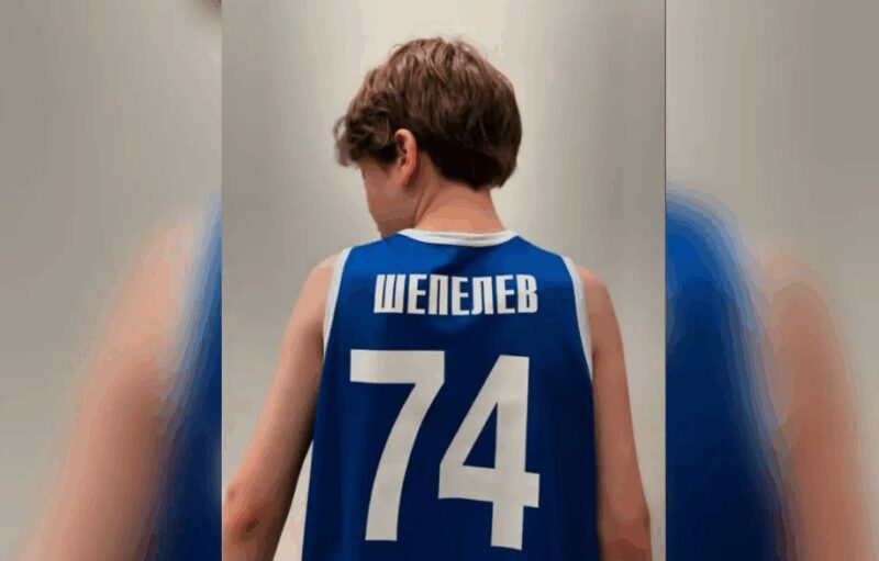 Талантливый Платон: с электрогитарой.