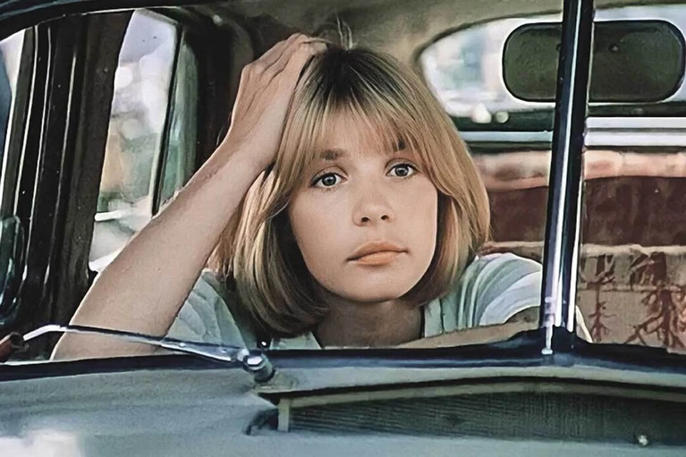 Вера Глаголева в роли Лены Журавлевой в фильме «Выйти замуж за капитана», 1985 год.