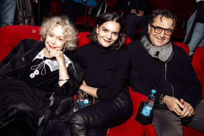 Светлана Немоляева в кругу самых близких: сын Александр и внучка Полина.