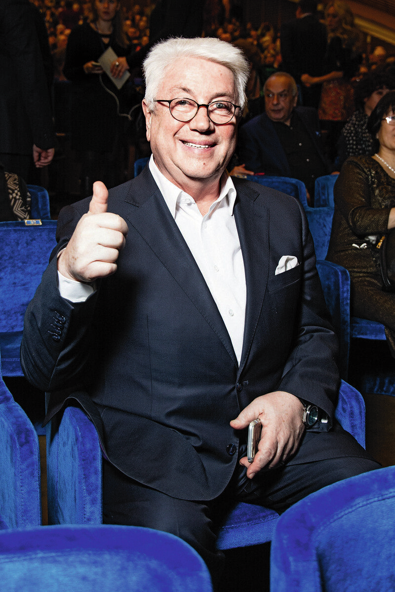 Артист не собирается уходить со сцены и продолжает радовать поклонников своим талантом.