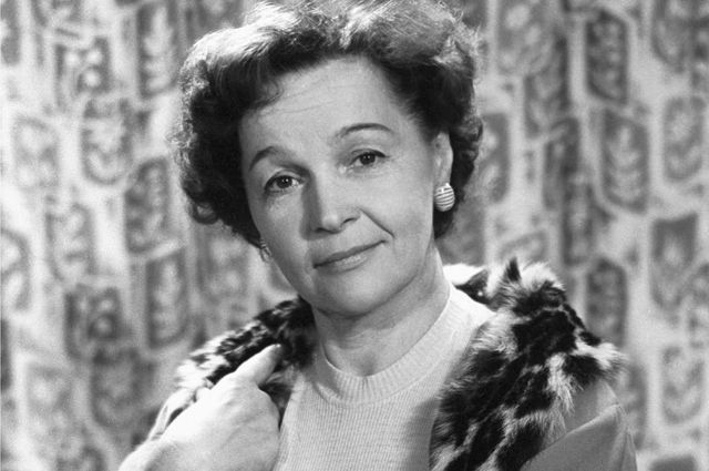 16-летняя «циркачка» пережила расстрел братьев и гибель мужа: Вера Марецкая — как «Хозяйка» Моссовета вела войну с Орловой до её смерти и записывала роли, не вставая с постели