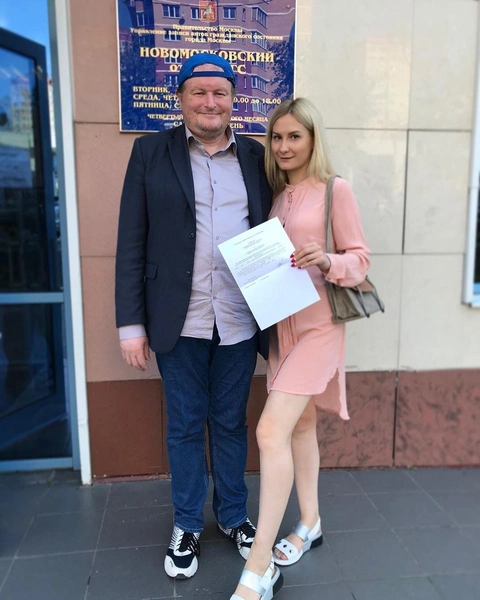 Поклонники не уверены, что влюбленные действительно заключили брак, а не хайпанули на фото у здания