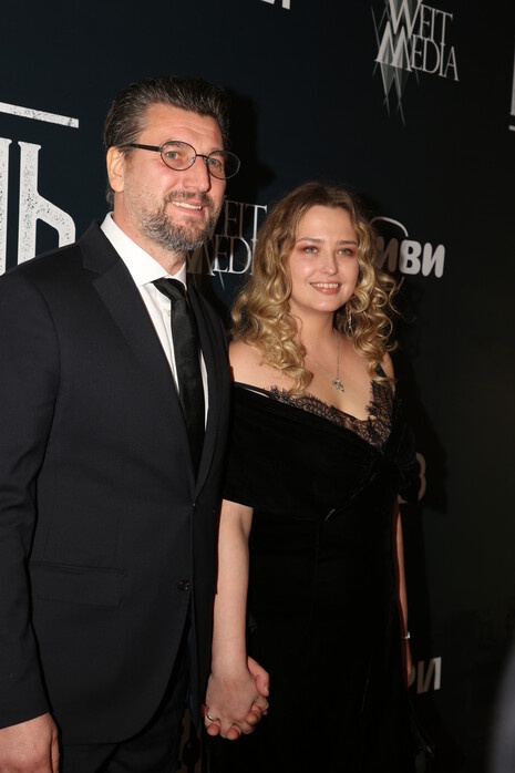 Счастливая Аглая Шиловская, наслаждающаяся гармонией в жизни и карьере.