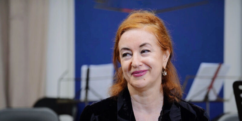 Певица во время выступления, полная страсти.