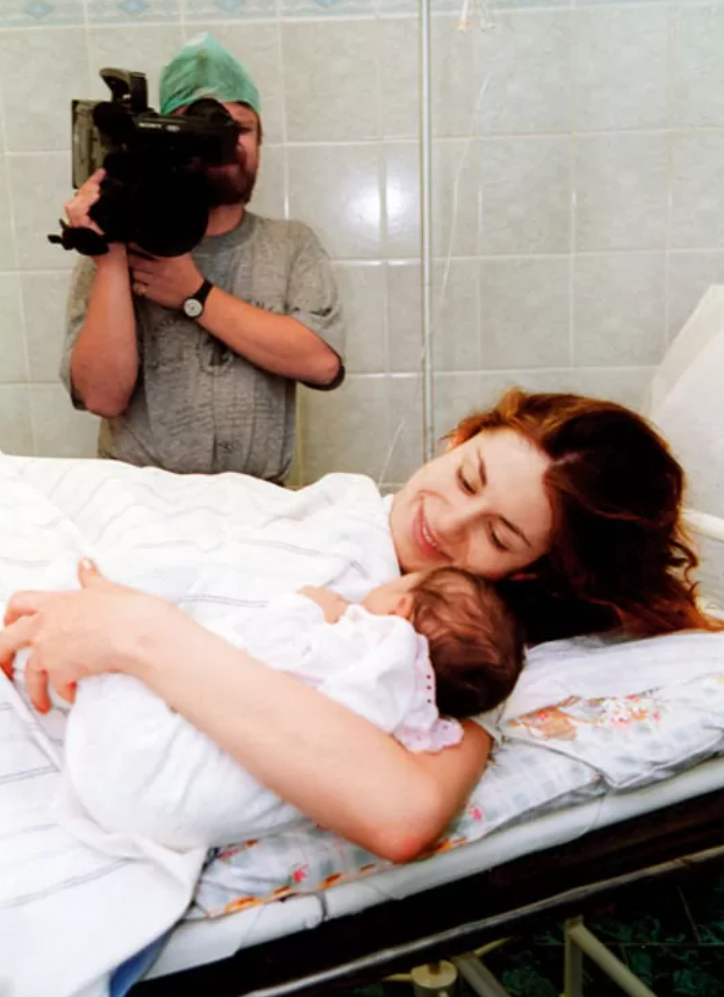 Анна Ковальчук с новорожденной дочерью Златой.