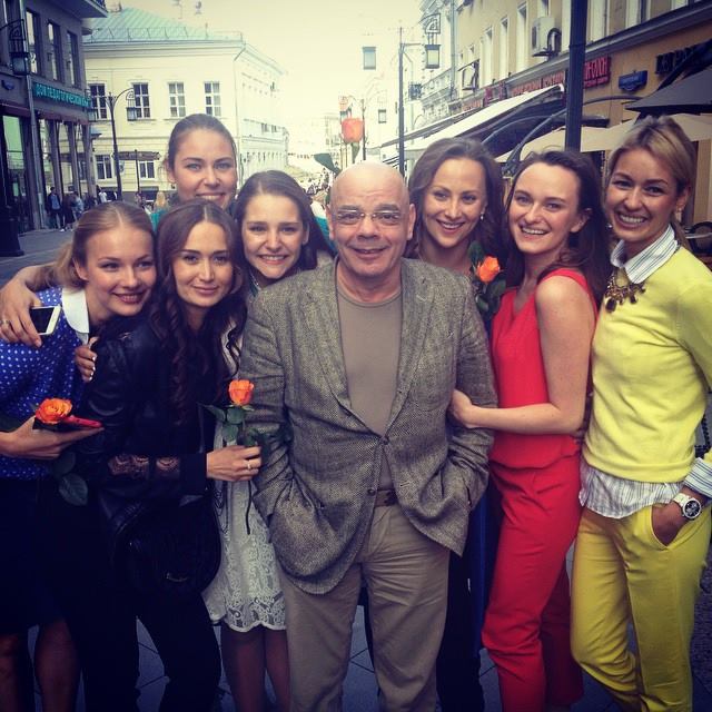 «Мамаша, а вы ничего!»: Как 25-летняя Елена Аросьева сыграла мать своего будущего мужа, отказалась от протекции легендарной тети и построила семью с тремя детьми